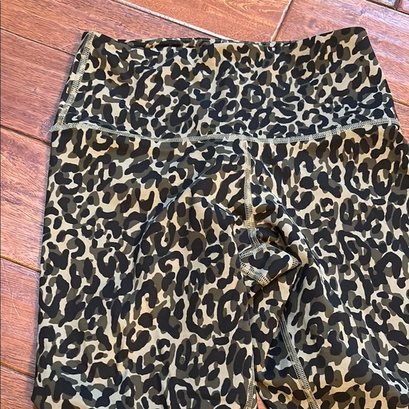 Victoria’s Secret pink camo print ultimate leggings sz sm - Picture 2 of 4